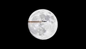 NYALANG: Bulan Pelintas Zaman