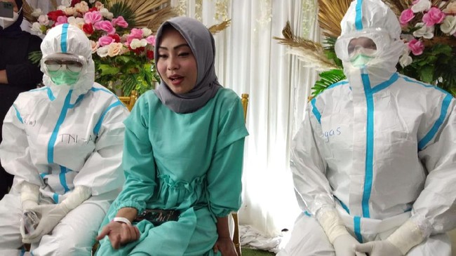 Pasien Covid-19 yang dirawat di Wisma Atlet resmi menikah hari ini.