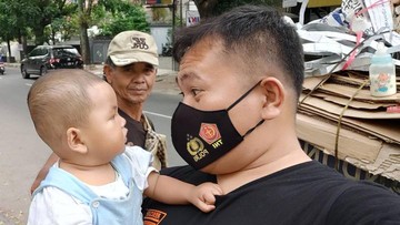 Viral Pemulung Bawa Becak Beri Susu pada Bayinya di Trotoar