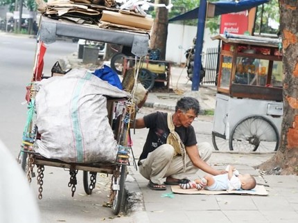 Viral Pemulung Bawa Becak Beri Susu pada Bayinya di Trotoar