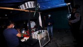 FOTO: Sepi Malam Pergantian Tahun 2021 di Berbagai Daerah Malam pergantian tahun 2020 ke 2021 di Indonesia jauh dari kata semarak, tak ada perayaan besar meski masih terdengar suara petasan pada tengah malam.