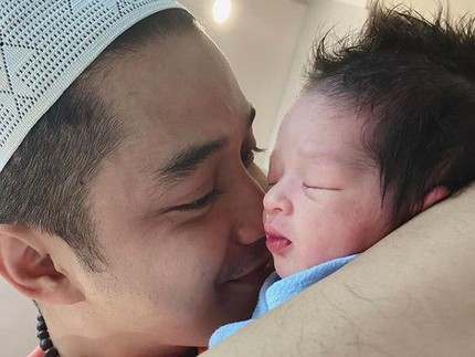 Adly Fayruz & Angbeen Rishi Ungkap Foto Anak, Wajahnya Tuai Pujian