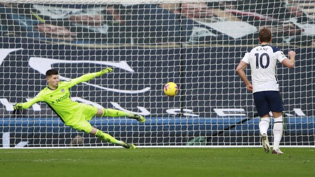 Totenham Hotspur unggul 2-0 atas Leeds United di babak pertama dalam pertandingan Liga Inggris di Stadion Tottenham, Sabtu (2/1).
