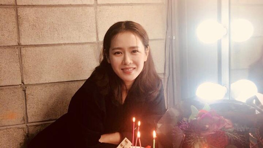 Cantiknya Son Ye Jin Saat Potong Kue dan Pose Depan Coffee Truck