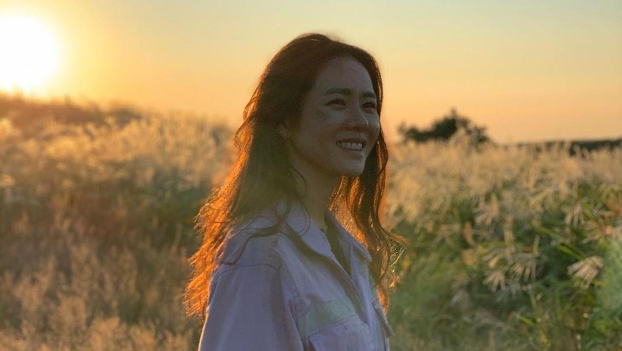 Cantiknya Son Ye Jin Saat Potong Kue dan Pose Depan Coffee Truck Cantiknya Son Ye Jin Saat Potong Kue dan Pose Depan Coffee Truck