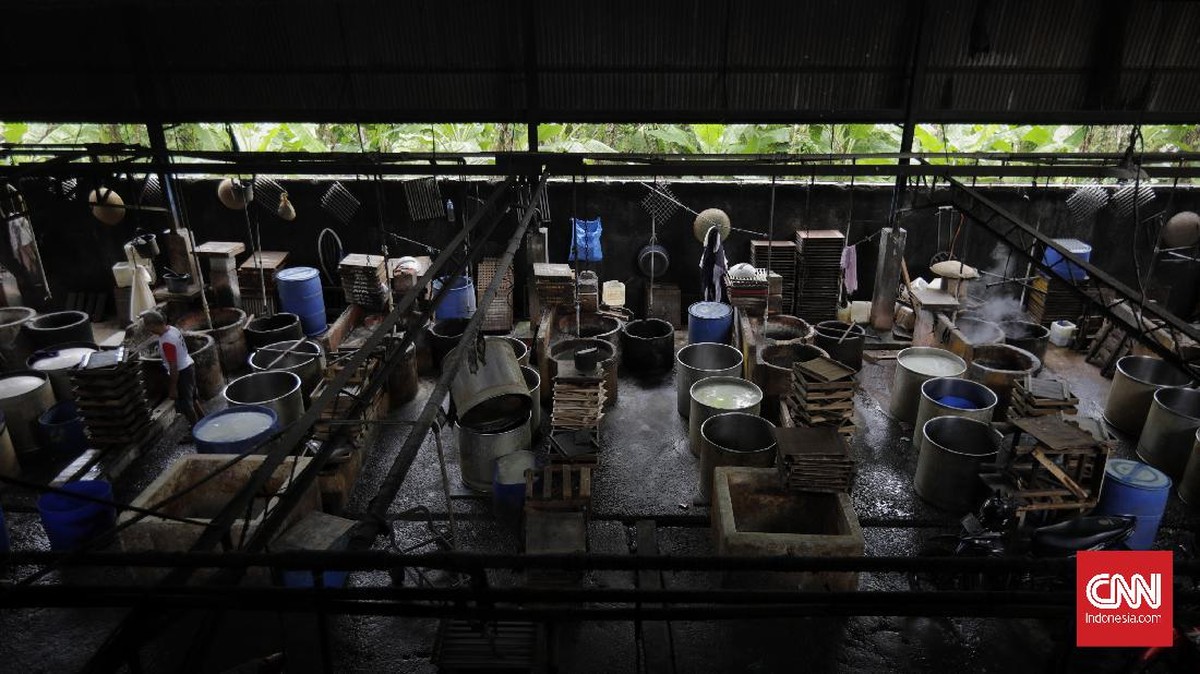 FOTO: Roda Produksi Tahu-Tempe Macet Terganjal Harga Kedelai