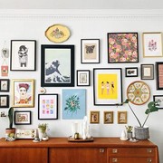 Ingin Punya Gallery Wall yang Berkesan? Ini Cara Menyusunnya dalam Suatu Ruangan