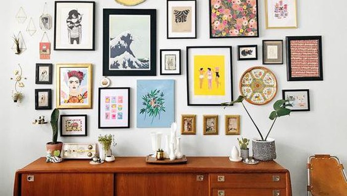 Ingin Punya Gallery Wall yang Berkesan? Ini Cara Menyusunnya dalam Suatu Ruangan