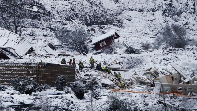 Bencana tanah longsor melanda permukiman warga Desa Ask, Norwegia pada Selasa (29/12). Sejumlah rumah tersapu, hancur bahkan ada yang terbelah.