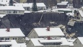 Bencana tanah longsor melanda permukiman warga Desa Ask, Norwegia pada Selasa (29/12). Sejumlah rumah tersapu, hancur bahkan ada yang terbelah.