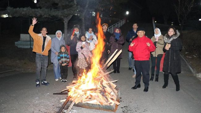 KBRI di Pyongyang, Korea Utara, merayakan Tahun Baru dengan menyalakan api unggun di tengah musim dingin bersuhu minus 11 derajat Celcius.