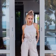 Terkesan Fresh dan Baru, Ini Cara Memakai Jumpsuit yang Gak Ngebosenin!