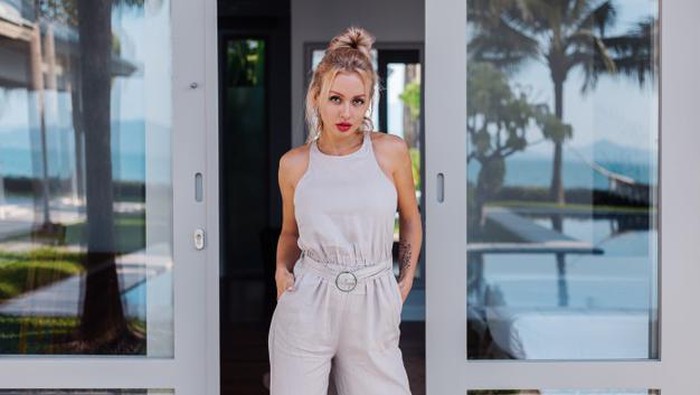 Terkesan Fresh dan Baru, Ini Cara Memakai Jumpsuit yang Gak Ngebosenin!