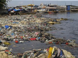Penampakan Gundukan Sampah di Teluk Jakarta