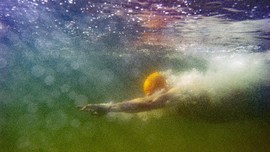FOTO : Tradisi Tahun Baru, Warga AS Berenang di Air Dingin