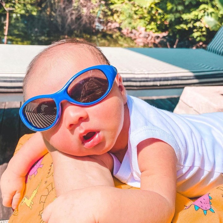 <p>Gemas baget ya, Bunda, lihat Baby Air berjemur pakai kacamata hitam. (Foto: Instagram @airrumiakbar1453)  </p>
