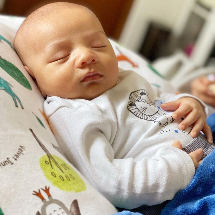 <p>Semakin hari, Baby Air tumbuh makin besar dan menggemaskan. Kita doakan semoga sehat selalu ya. (Foto: Instagram @airrumiakbar1453)</p>