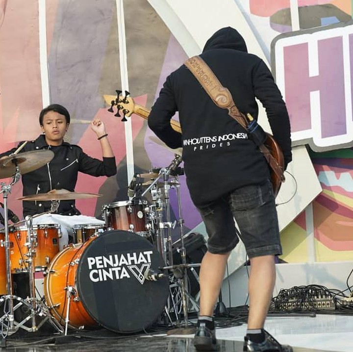 <p>Tak cuma jadi vokalis dan gitaris, Restu ternyata mahir bermain drum lho. Keren ya, Bunda? (Foto: Instagram @restuvht)</p>
