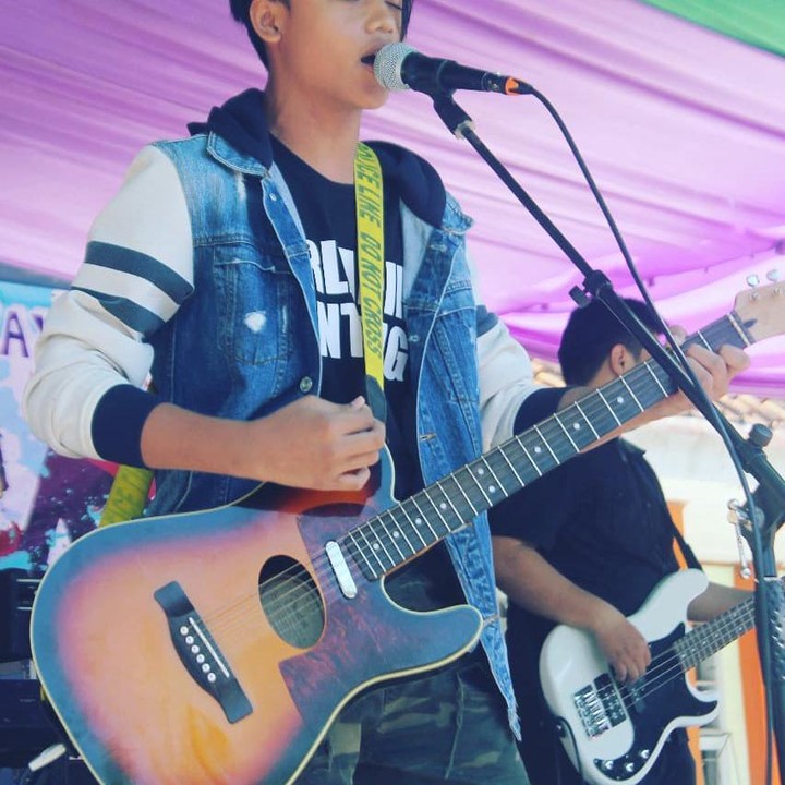 <p>Remaja 15 tahun ini juga jago bermain gitar. Dalam unggahan di Instagram miliknya, Rastu sering membagikan momen saat bernyanyi sambil bermain gitar. (Foto: Instagram @restuvht)</p>