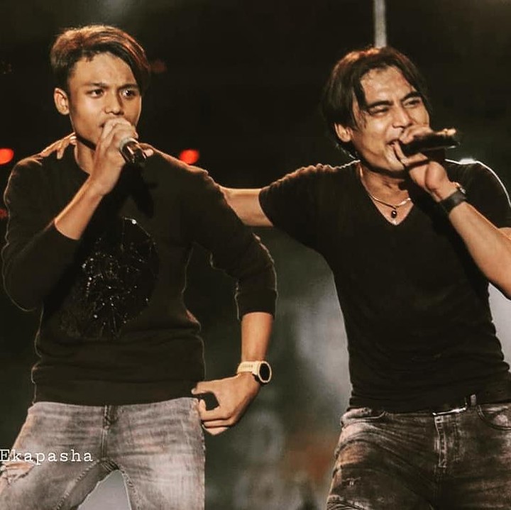<p>Dalam beberapa kesempatan, Restu sering diajak Charly Van Houten duet bareng. Restu tampak tak canggung bernyanyi bersama sang ayah di atas panggung. (Foto: Instagram @restuvht)</p>