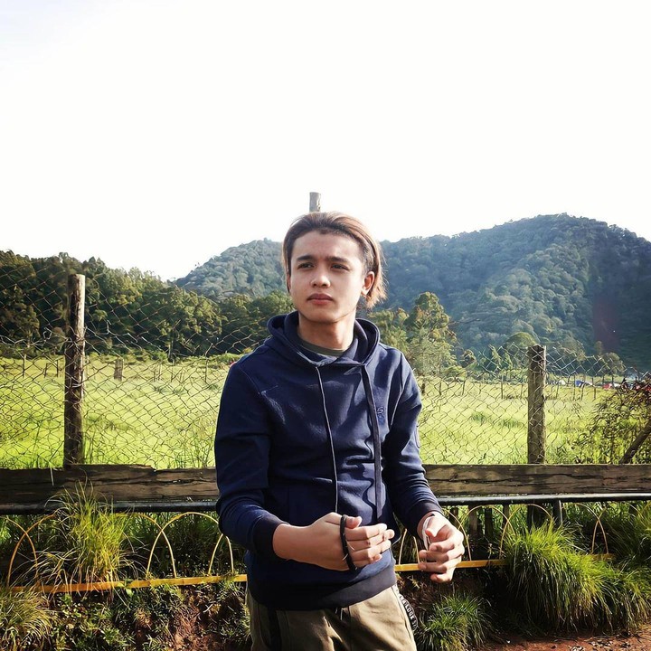 <p>Banyak netizen bilang, Restu mirip banget dengan sang ayah. Ia digadang-gadang menjadi penerus Charly Van Houten di dunia musik. (Foto: Instagram @restuvht)</p>
