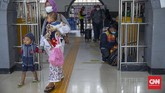 FOTO : Arus Balik Libur Nataru 2021 di Stasiun Pasar Senen Arus balik pemudik usai libur Natal dan Tahun Baru 2021 sudah mulai terlihat di Stasiun Pasar Senen. Berikut gambarannya.