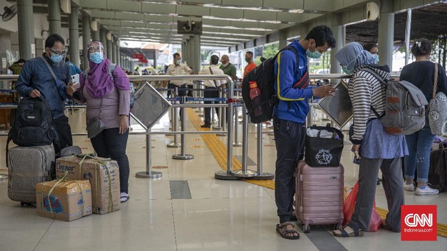 Masyarakat yang telah divaksin Covid-19 dinilai tak serta-merta terbebas dari virus corona.