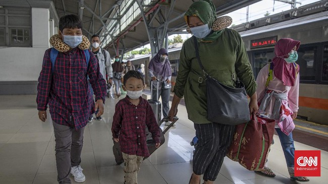 Jelang libur Natal dan Tahun Baru 2023, Kemenkes membolehkan anak 6-12 tahun yang belum divaksin mengakses transportasi umum. Namun ada syaratnya.