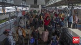 FOTO : Arus Balik Libur Nataru 2021 di Stasiun Pasar Senen Arus balik pemudik usai libur Natal dan Tahun Baru 2021 sudah mulai terlihat di Stasiun Pasar Senen. Berikut gambarannya.