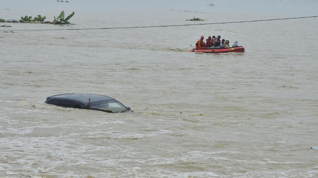 Kapal Motor Roy yang berisi enam orang tenggelam di perairan Kutai Kartanegara, Kalimantan Timur. Empat orang selamat dan dua orang lainnya masih hilang.