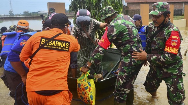 FOTO: Banjir Akibat Jebolnya Tanggul Sungai Gelis di Kudus