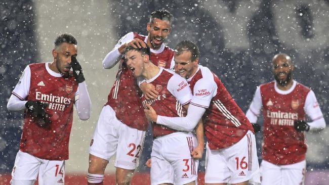 Arsenal unggul 2-0 atas West Bromwich Albion di babak pertama dalam pertandingan Liga Inggris, Minggu (3/1) dini hari waktu Indonesia.