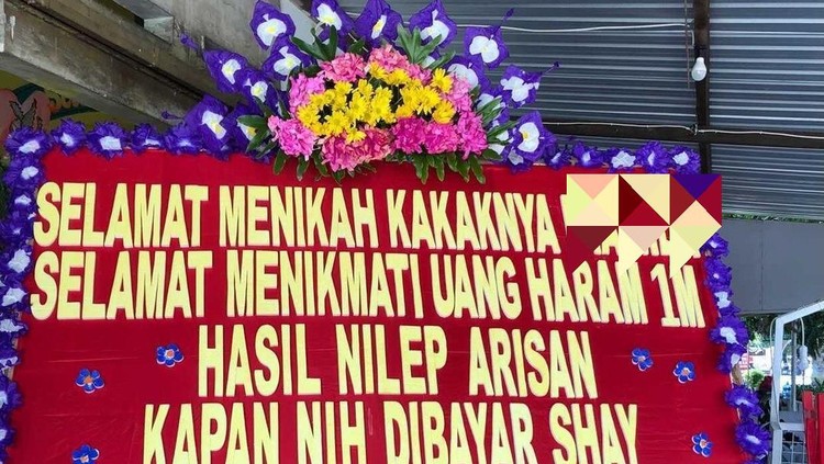 Cara menagih utang dengan mengirimkan karangan bunga pernikahan