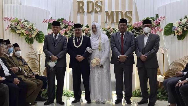 Rashda Diana: Istri Din Syamsuddin, Cucu Pendiri Gontor Rashda Diana yang resmi dipinang tokoh Muhammadiyah, Din Syamsuddin sempat mengenyam pendidikan di Fakultas Syariah Islamiyah Al Azhar, Kairo, Mesir.