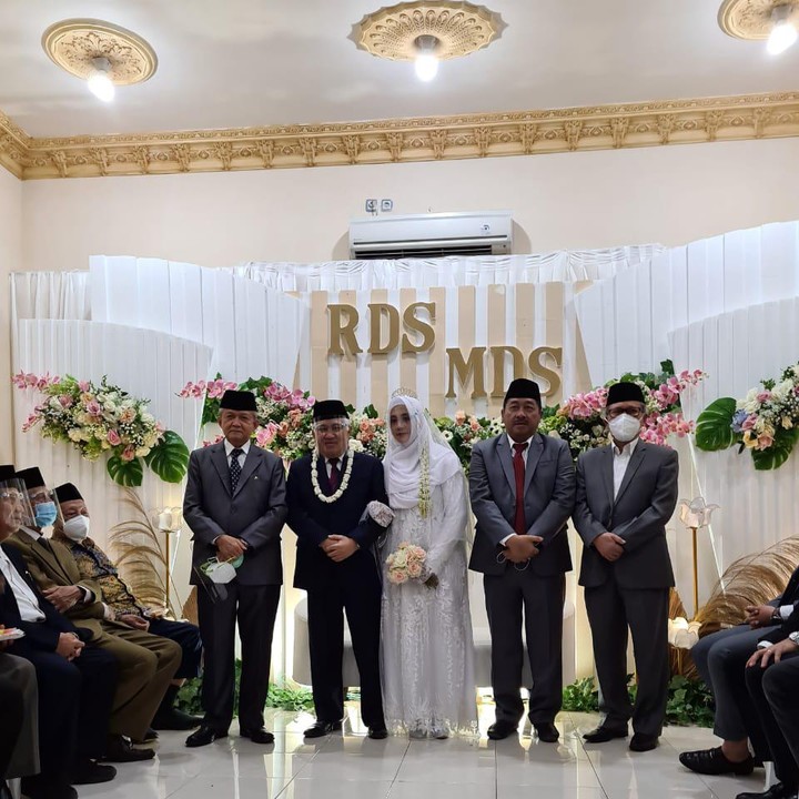 <p>Pernikahan tersebut hanya dihadiri oleh keluarga, kerabat terdekat, serta Wakil Ketua Umum MUI Anwar Abbas sebagai saksi karena acaranya digelar secara tertutup di rumah pimpinan Ponpes Gontor. (Foto: Din Syamsuddin menikah (Foto: dok. Istimewa))</p>