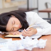 Menurut Psikolog, 6 Tanda Ini Bisa Tunjukkan Kalau Kamu Sedang Lelah Secara Emosional!