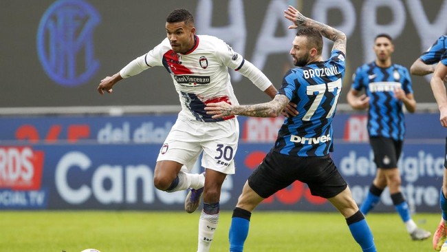 Gelandang anyar Inter Milan Hakan Calhanoglu menyumbang satu gol dan tiga assist dalam kemenangan Nerazzurri atas Crotone.