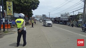 Polisi Putar Balik Kendaraan Wisatawan Cegah Anyer Membeludak