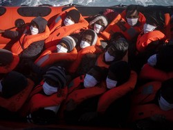 Momen Puluhan Imigran Dievakuasi di Laut Mediterania