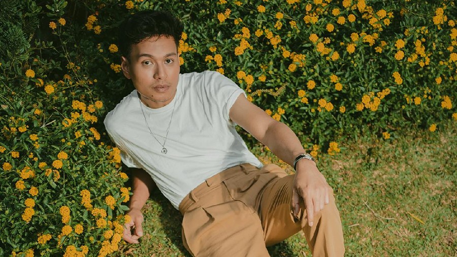 Rendy Pandugo Rendy Pandugo kembali dengan lagu Mr. Sun.