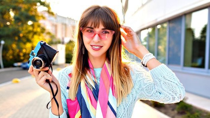 Cara Pakai Scarf yang Bikin Kamu Terlihat Seperti Cewek Prancis