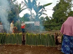 Mengenal Tradisi Malamang Khas Suku Minang