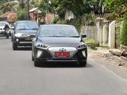Wagub Jabar Nyetir Mobil Listrik saat Dinas: Bisa Kurangi BBM