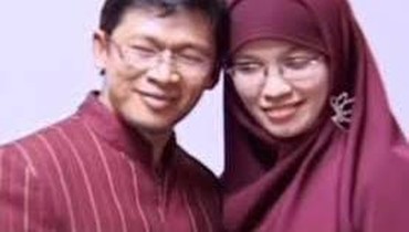 img-title Kisah Cinta Aa Gym & Teh Ninih, Istri Pertama yang Jadi Kedua & Ditalak Tiga