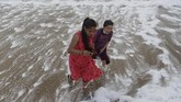 FOTO: Polusi Berkedok Busa di Pantai Chennai Pantai Marina di Chennai, India, mendadak berbusa. Pengamat lingkungan memperkirakan fenomena itu berasal dari limbah deterjen yang dibuang ke laut.