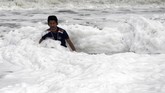 FOTO: Polusi Berkedok Busa di Pantai Chennai Pantai Marina di Chennai, India, mendadak berbusa. Pengamat lingkungan memperkirakan fenomena itu berasal dari limbah deterjen yang dibuang ke laut.