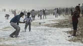 FOTO: Polusi Berkedok Busa di Pantai Chennai Pantai Marina di Chennai, India, mendadak berbusa. Pengamat lingkungan memperkirakan fenomena itu berasal dari limbah deterjen yang dibuang ke laut.