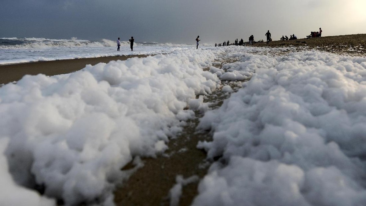 FOTO: Polusi Berkedok Busa di Pantai Chennai