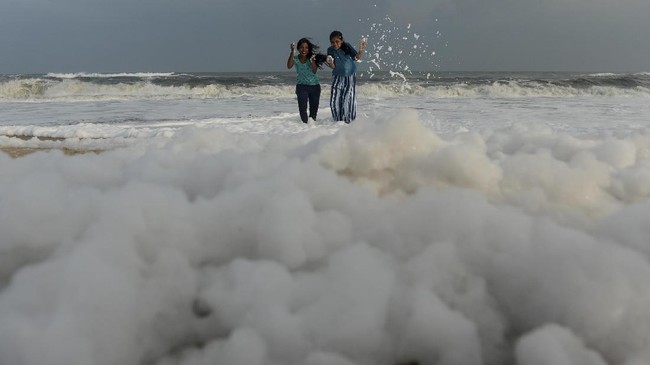 FOTO: Polusi Berkedok Busa di Pantai Chennai