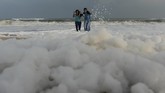 FOTO: Polusi Berkedok Busa di Pantai Chennai Pantai Marina di Chennai, India, mendadak berbusa. Pengamat lingkungan memperkirakan fenomena itu berasal dari limbah deterjen yang dibuang ke laut.